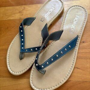 WOMENS FIORUCCI ITALY LEATHER SANDALS /FLATS /THONGS NAVY W/SILVER STUDS SIZE 10